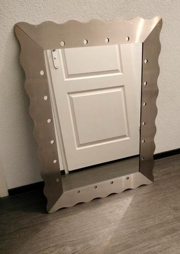 Spiegel grote wand spiegel kan je recht of dwars op hangen.. beschikbaar voor biedingen