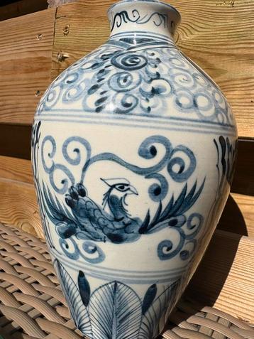 Oud vaasje met kraanvogel blauw/wit beschikbaar voor biedingen