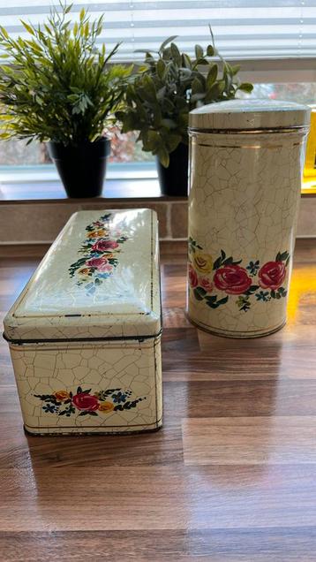 Brocante ontbijtkoek trommel en beschuitjes met rozen. beschikbaar voor biedingen