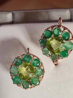 Antieke oorbellen met peridots 2,80 kt en smaragden 3,10kt, Hangers, Ophalen of Verzenden, Zo goed als nieuw, Met edelsteen