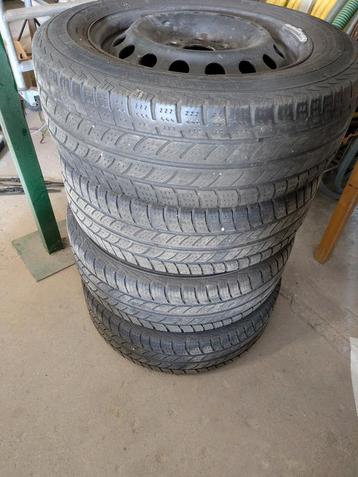 stalen velg met wieldoppen Mercedes Vito beschikbaar voor biedingen