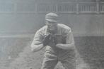 Gekke oude foto van een Honkballer, Gebruikt, Ophalen of Verzenden, Foto, Voor 1940