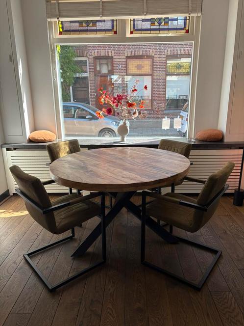 Ronde houten eettafel met 4 groene stoelen, Huis en Inrichting, Tafelonderdelen, Zo goed als nieuw, 100 tot 150 cm, Rond, Ophalen of Verzenden