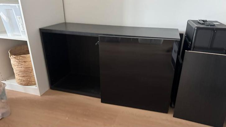 IKEA Besta kast met zwarte deurtjes, Huis en Inrichting, Kasten | Dressoirs, Gebruikt, 100 tot 150 cm, 25 tot 50 cm, Met deur(en)