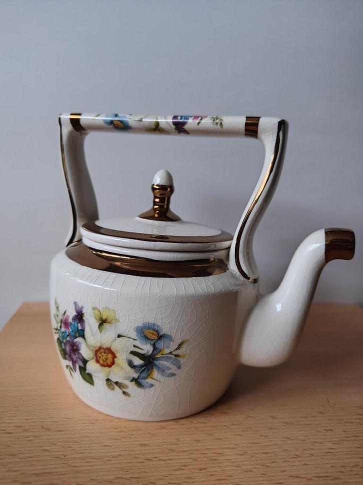 Vintage 'Arthur Wood' theepot met bloemen en gouden accent, Huis en Inrichting, Keuken | Servies, Zo goed als nieuw, Overige typen