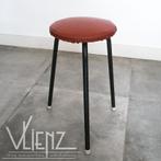 Vintage, retro kruk, rode bekleding metalen poten 50 cm hoog, Ophalen of Verzenden, Huis en Inrichting