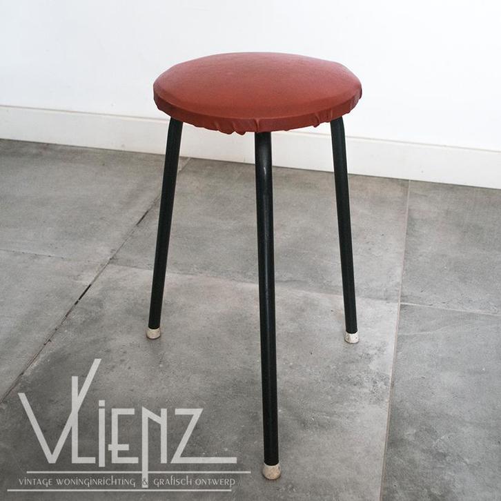 Vintage, retro kruk, rode bekleding metalen poten 50 cm hoog, Verzamelen, Retro, Huis en Inrichting, Ophalen of Verzenden