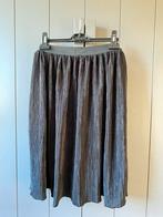 Zwarte plissé rok, Kleding | Dames, Rokken, Nieuw, Maat 38/40 (M), Ophalen of Verzenden, Onder de knie