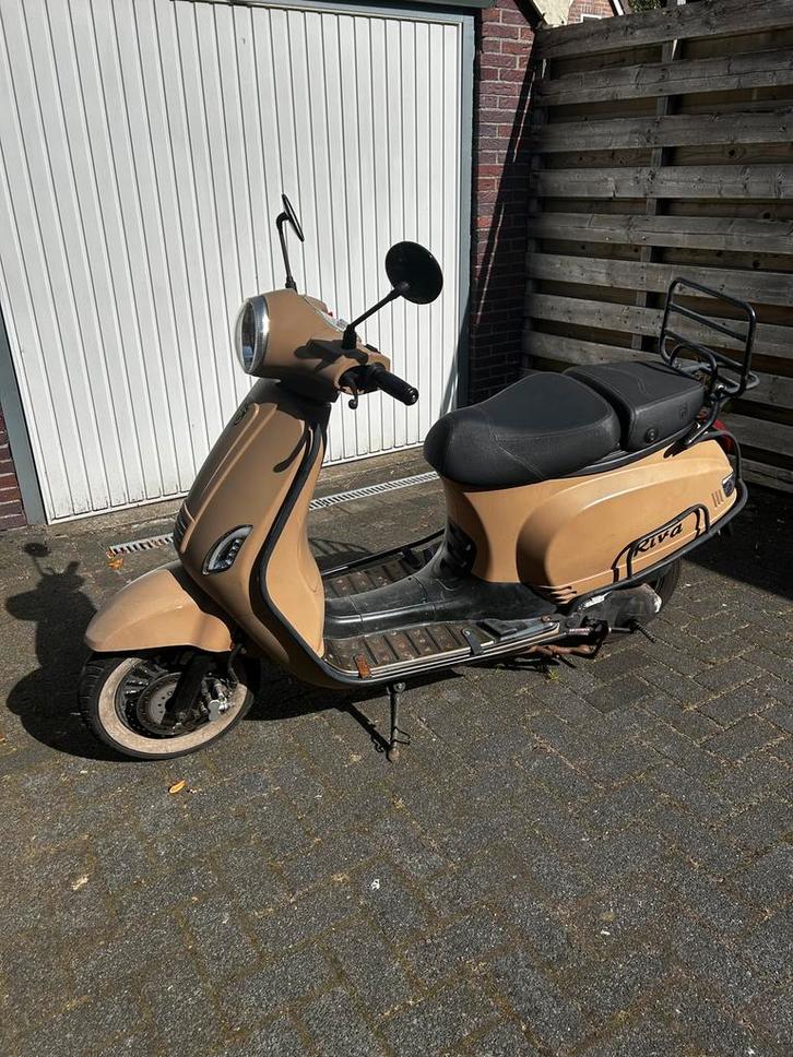 Riva scooter geel kenteken 45 km/h bruin, Fietsen en Brommers, Scooters | Overige merken, Gebruikt, Benzine, Ophalen