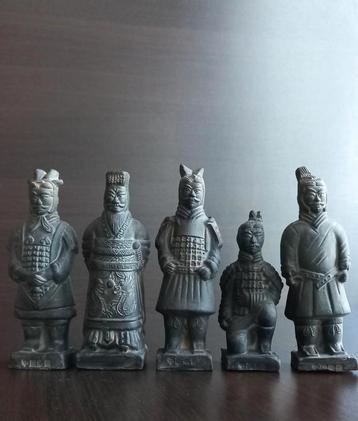 5 CHINESE TERRA COTTA WARRIORS IN THE ORIGINAL DISPLAY BOX - beschikbaar voor biedingen