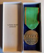 Vrijwilligers medaille, Verzamelen, Militaria | Algemeen, Nederland, Overige soorten, Ophalen of Verzenden, Lintje, Medaille of Wings