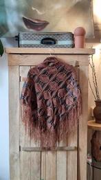 gehaakte shawl met fringes en stukjes leer, Ophalen of Verzenden, Zo goed als nieuw, Maat 46/48 (XL) of groter, Sjaal