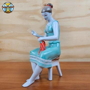 Art deco stijl porselein beeldje vrouw met pepers Hollohaza beschikbaar voor biedingen