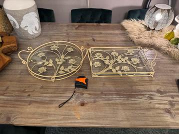 Set van 2 decoratieve ijzer gegoten dienbladen beschikbaar voor biedingen