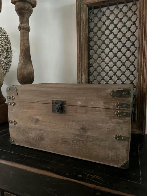 Oosterse houten kist sober sleets India bohemian, Antiek en Kunst, Curiosa en Brocante, Ophalen of Verzenden