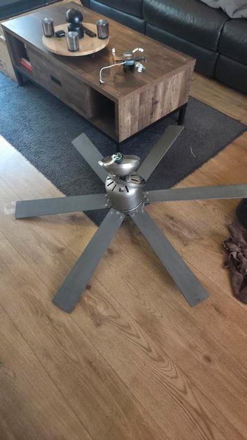 Plafondwaaier met 6 bladen beschikbaar voor biedingen