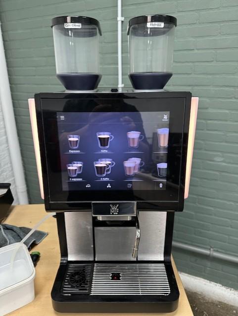 Koffiemachine WMF 5000S plus met Easy of dynamic melk, Witgoed en Apparatuur, Koffiezetapparaten, Zo goed als nieuw, Koffiebonen