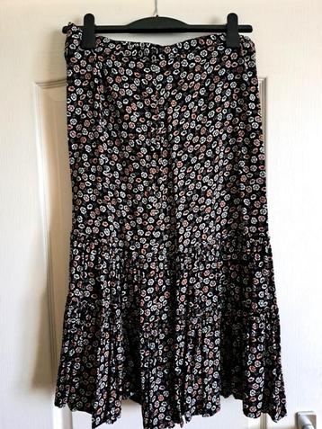 Leuke zwarte rok met bloemetjes print maat 40 / 42 / L beschikbaar voor biedingen