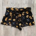 Korte broek met bloemen, Pull&Bear, maat M, Maat 38/40 (M), Kort, Zwart, Ophalen of Verzenden
