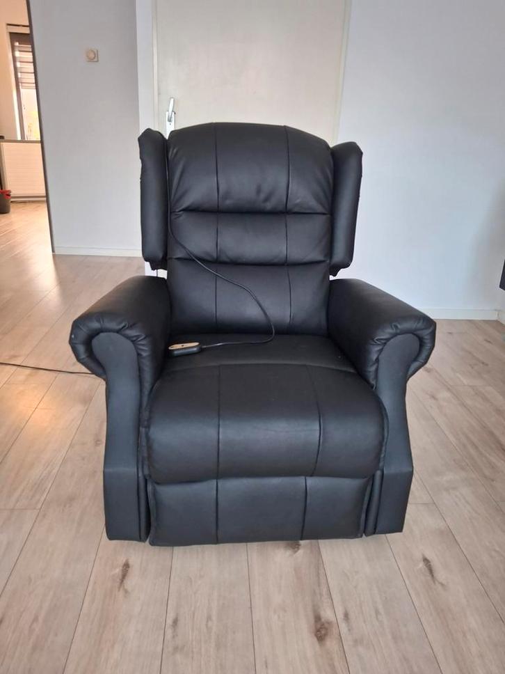 Sta-op stoel van topkwaliteit, bijna nieuw,  leer en massage, Huis en Inrichting, Fauteuils, Zo goed als nieuw, Leer, 50 tot 75 cm