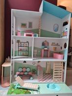 Groot houten poppenhuis – 3 verdiepingen & lift – met meubel, Ophalen of Verzenden, Zo goed als nieuw, Poppenhuis