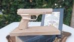 Decoratieve gun, goudkleurig wapen, pistool op houder, Gebruikt, Vintage, Ophalen of Verzenden, Nvt
