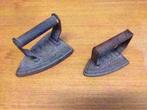 Twee antiek oud brocante metalen strijkijzer kachel bout., Ophalen of Verzenden