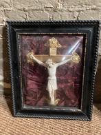 Antiek kruisbeeld onder koepelglas, Antiek en Kunst, Antiek | Religie, Ophalen of Verzenden