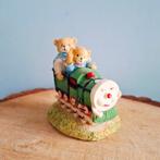 Beeldje '2 teddyberen in een trein', Verzamelen, Beelden en Beeldjes, Ophalen of Verzenden, Zo goed als nieuw, Dier