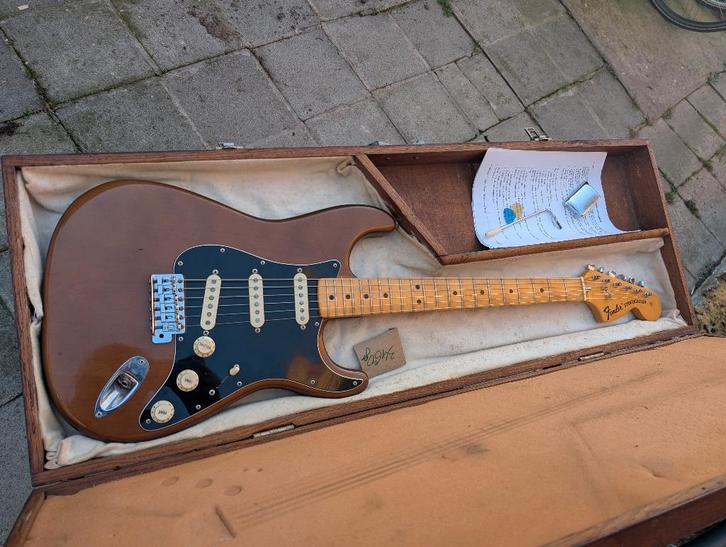 1973  Fender Stratocaster in Mocha Brown - ORIGINEEL, Muziek en Instrumenten, Snaarinstrumenten | Gitaren | Elektrisch, Zo goed als nieuw