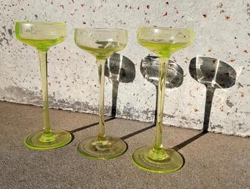 Set van 3 antieke borrelglaasjes, uraniumglas beschikbaar voor biedingen