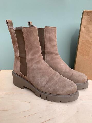 Chelsea boots in taupe suedeleer van merk Unisa, maat 39