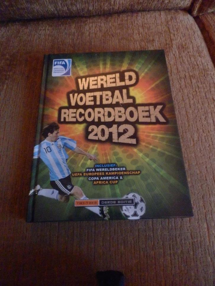 FIFA Wereld voetbal recordboek 2012. Keir Radnedge., Boeken, Sportboeken, Zo goed als nieuw, Balsport, Ophalen of Verzenden