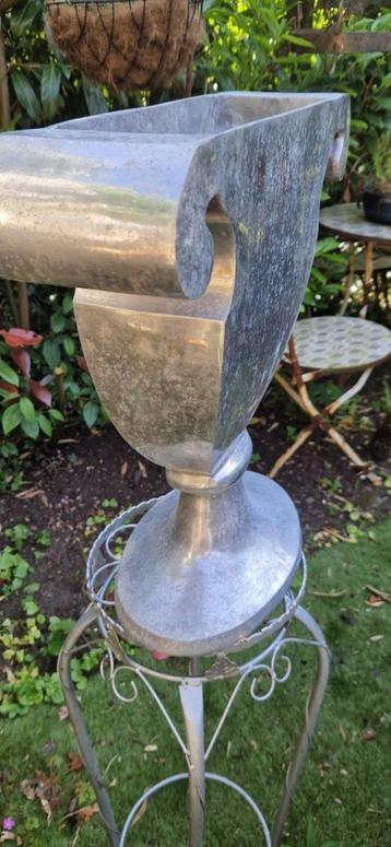 Mooie robuuste aluminium design bloemen vaas (brocante) beschikbaar voor biedingen