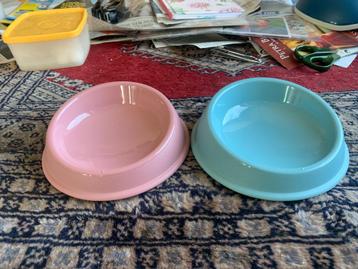 2 Voerbakjes Beeztees beschikbaar voor biedingen