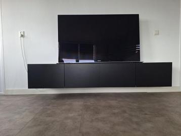 Zwarte TV kast beschikbaar voor biedingen