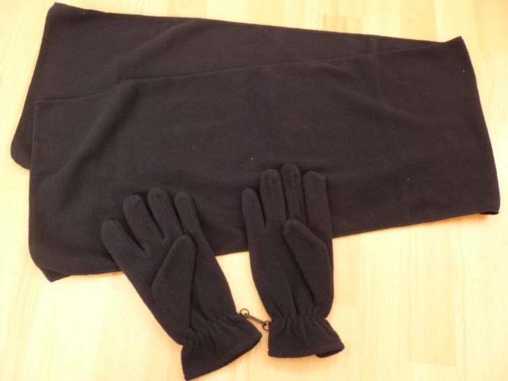 Sjaal en handschoenen, donkerblauwe fleece. Nieuw. Cadeau?, Kleding | Dames, Mutsen, Sjaals en Handschoenen, Nieuw, Sjaal, Maat 46/48 (XL) of groter