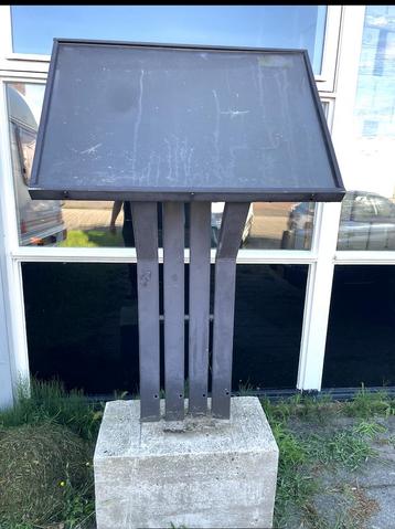 Reklame bord met betonvoet beschikbaar voor biedingen