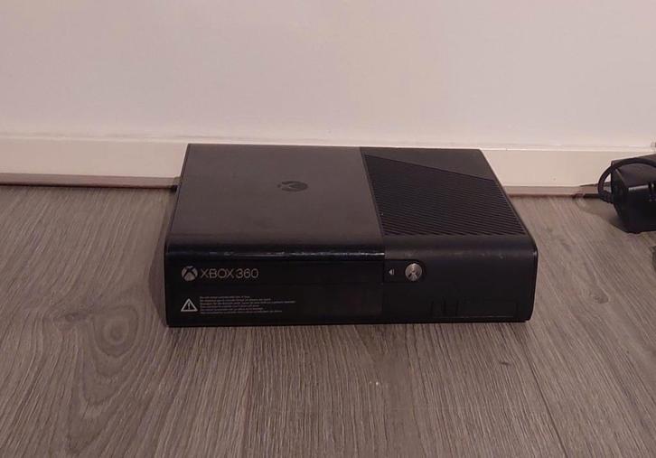 Xbox 360 met Guitar Hero games en gitaren, Spelcomputers en Games, Spelcomputers | Xbox 360, Zo goed als nieuw, 20 GB, 360 S, Met 1 controller