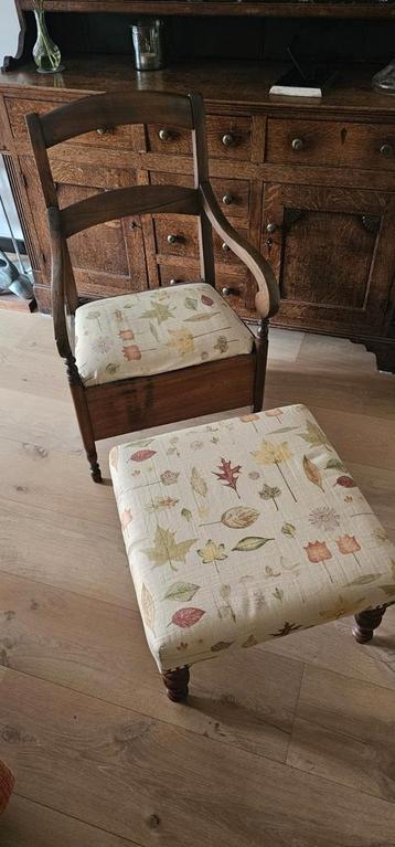 Decoratieve antieke stoel en poef beschikbaar voor biedingen