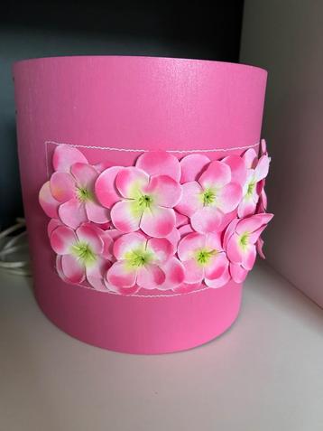 Lamp roze met bloemen voor bijv. een kinderkamer  beschikbaar voor biedingen