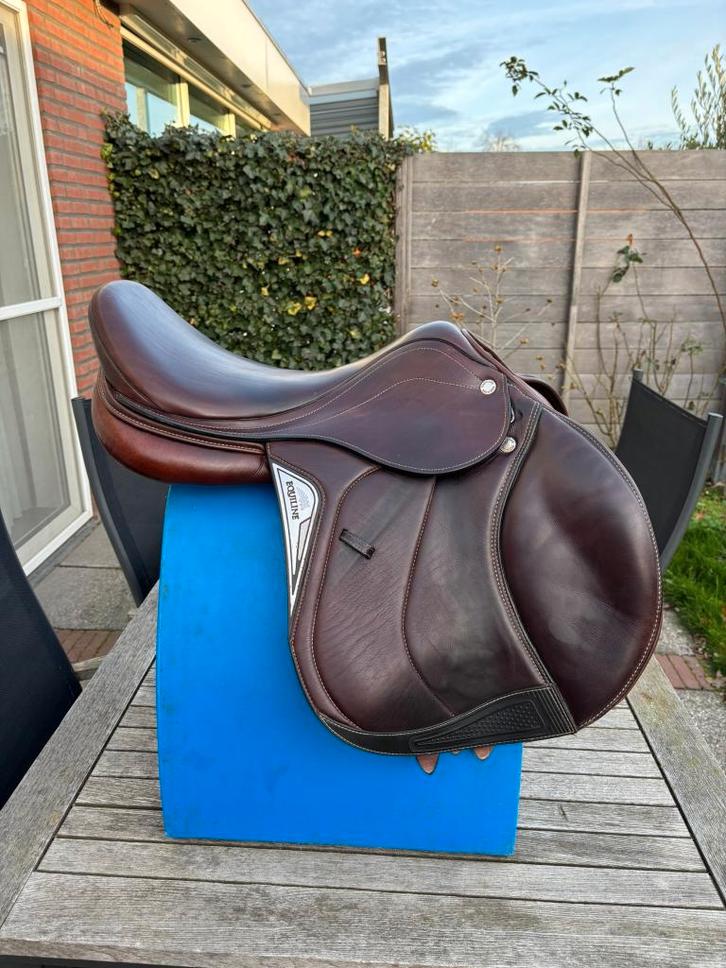 Equiline zadel, Model Nick Skelton, 17 inch, bruin, Dieren en Toebehoren, Paarden en Pony's | Zadels, Zo goed als nieuw, Springen