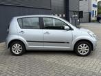 Daihatsu Sirion 2 1.3-16V Prestige AUTOMAAT | AIRCO, Auto's, Daihatsu, Stof, Gebruikt, 4 cilinders, Sirion