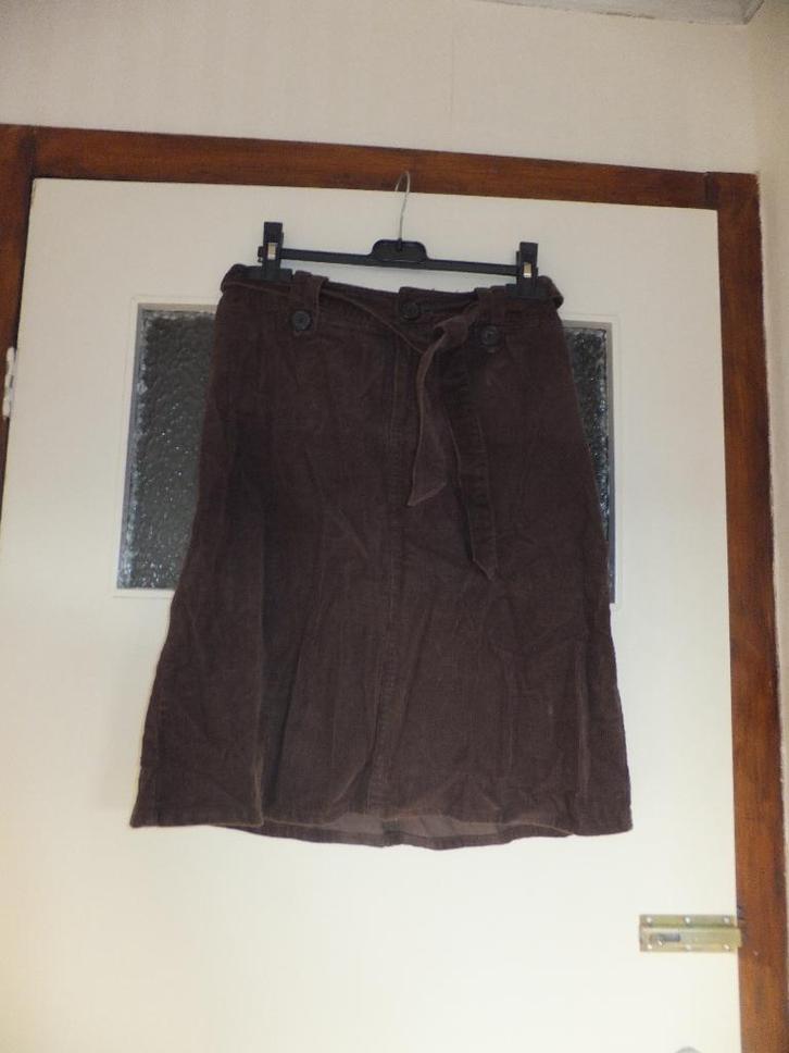 Ribstof rok van H&M in donkerbruin 36 S. Met ceintuur. Zgan, Kleding | Dames, Rokken, Zo goed als nieuw, Maat 36 (S), Bruin, Verzenden