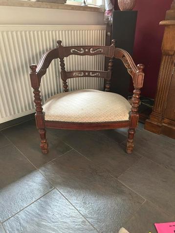 Retro houten stoel beschikbaar voor biedingen