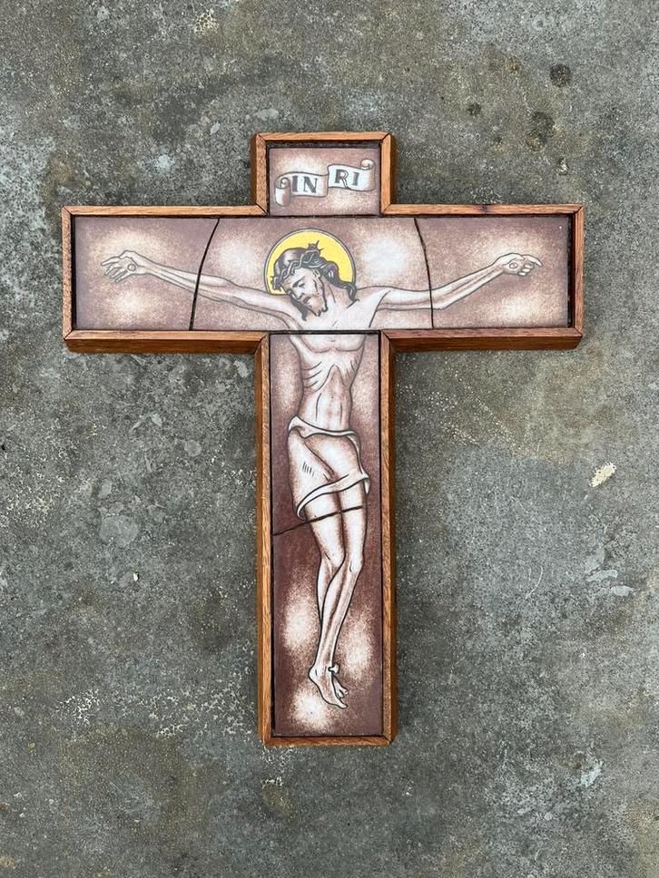 Vintage kruisbeeld van hout met porseleinen ingelegde tegel, Antiek en Kunst, Kunst | Beelden en Houtsnijwerken, Ophalen of Verzenden