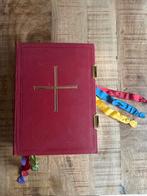 Oud religieus boek met kruis, Ophalen