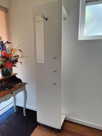 Praktische kapstok met spiegel beschikbaar voor biedingen