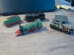 3 locomotieven 2 wagons van plastic, Ophalen of Verzenden, Gebruikt