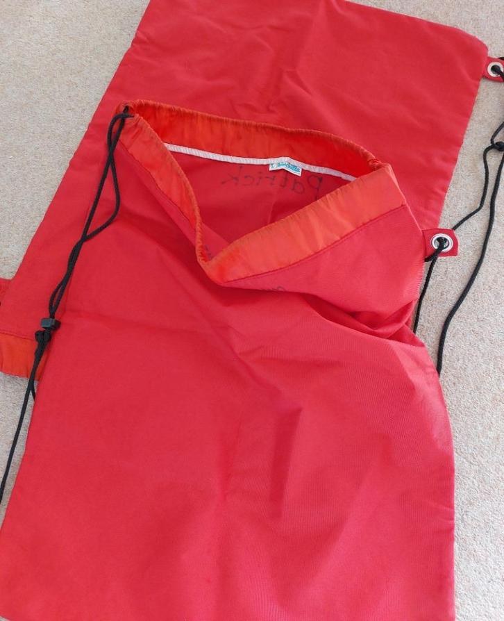 Twee luizentassen/luizenzakken met ophangring rood, Diversen, Schoolbenodigdheden, Gebruikt, Ophalen